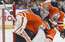 Arī labākie kļūdās! "Oilers" vārstargs ielaiž ripu no centra līnijas