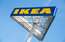 "IKEA" maksās 46 miljonus dolāru vecākiem, kuru divgadīgo dēlu nogalināja kumode