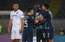 Komandas biedri cenšas apturēt "Porto" futbolista centienus pamest laukumu pēc rasistiskas skatītāju rīcības