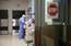 Ar Covid‑19 inficējušies jau vismaz 26 medicīnas darbinieki