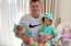 Foto: futbolists Dmitrijs Tarasovs uz pleciem tur sievu un meitu