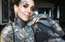 Latviešu tetovētā modele Monami Frost gada veco meitu turpina barot ar krūti