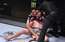 UFC vieglā svara cīņā Robertss ar žņaugšanas paņēmienu uzvar Vīveru