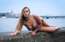 Burvīgi foto: Fitnesa modeles Daugavas krastā piedalās kārdinošā apakšveļas fotosesijā