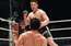 Sumo cīkstonis uzvelk MMA cimdus un sešās sekundēs nokautē savu pretinieku