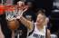 Porziņģis ar "putback" danku iekļūst NBA topā, triumfē Dončiča sirēnlauzis