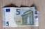 "Tikai nedaudz noplēsts stūrītis." Pircējai veikalā atsaka pieņemt piecu eiro banknoti
