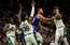 Karija "Warriors" izbraukumā uzvar Bostonas "Celtics"