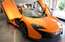 Vīrietis auto salonā piedraud ar ieroci un pieprasa, lai uz viņa vārda pārraksta "McLaren"