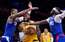 NBA sezonas pirmajā Losandželosas derbijā Lenards un Džordžs apspēlē Džeimsu un Deivisu