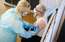 Šonedēļ ar īsziņām sāks aicināt seniorus vakcinēties pret Covid‑19 un gripu