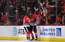 "Blackhawks" centrs Atanasiu "izģērbj" pretinieku aizsargu, piesakot kandidatūru uz gada vārtiem NHL