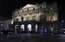 Vides aktīvisti noķēpājuši ar krāsu La Scala operteātra ieeju