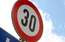 Plašā Rīgas centra teritorijā ierobežos braukšanas ātrumu līdz 30 km/h