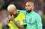 Brazīlijas futbola izlases aizsargs Alvešs paliks apcietinājumā