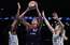 WNBA zvaigzne Grainere ar iespaidīgu "danku" pieceļ kājās līdzjutējus