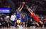 NBA zvaigzne Karijs uzliek uz slidām "Rockets" aizsardzības balstu Bruksu