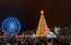 Foto: Daugavpilī iemirdzējusies galvenā pilsētas egle