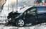 Pie Ulbrokas "Lexus" vadītājs iebraucis kokā un smagi cietis