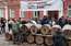 Nesot lielas alus mucas, Latvijas aldari devušies protestā uz Saeimu un Rīgas domi