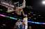 Deiviss savāc 25 atlēkušās bumbas, "Lakers" pārspēj "Timberwolves"