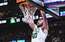 Korneta "alley oop" danki pieceļ kājās "Celtics" soliņu ar Porziņģi priekšgalā