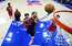 Bransons izdemolē "76ers" aizsardzību un sagādā "Knicks" trešo uzvaru sērijā