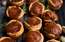 Kārtainās mīklas groziņi ar paipalu olu krēmu un pesto jeb latviskā versija "Pastel de nata"