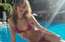 Roberta Patinsona mīļotā četrus mēnešus pēc dzemdībām pozē seksīgā bikini