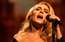 Dziedātāja Adele aptur koncertu Minhenē, lai pārraidītu olimpiskās spēles
