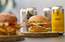 Alus burgers ar vistu un siera diegu kraukšķi