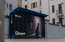 FOTO: Rīgā uzstādīts pakomāts ar "Straumes" kaķi