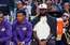 "Lakers" zvaigznei Džeimsam nāksies izlaist NBA sezonas sākumu išiasa dēļ