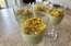 Matcha panna cotta ar mango–čili salsu