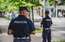 Novērsa pārdevēju uzmanību un zaga gredzenus. Policija aiztur sērijveida zagļus