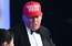 Tramps Baltā nama korespondentu vakariņās uzvelk "Trump 2028" cepuri un joko par trešo termiņu