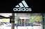 "Adidas" iesūdz tiesā modes zīmolu "White Fox" par četru svītru dizainu apģērbā